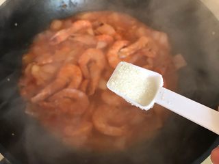 18、蒜蓉茄汁葱香开背虾,加一小勺细砂糖，翻炒均匀，即可