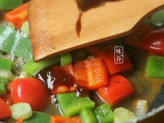 12、蚝油一口豆腐,倒入蚝油和翻炒均匀。（觉得味道不够可以再加点盐）