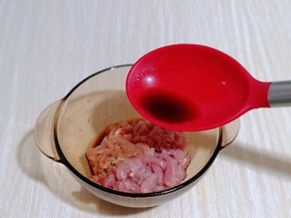 4、老北京肉丝炸酱面,再加入生抽。