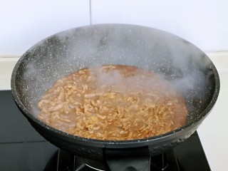 9、老北京肉丝炸酱面,再加入半小碗纯净水，大火烧开快速翻炒，无需收汤，将肉丝炒熟即可关火出锅。