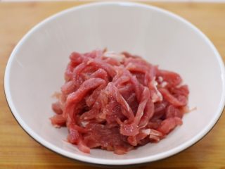1、鱼香肉丝,里脊肉切丝。