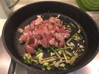 16、孜然羊肉,放入羊肉