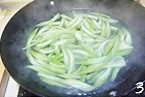 4、花椒油炝西芹,锅内烧开水，放入少许盐，加入西芹关火，漏勺在锅里翻焯四五下立马取出西芹
