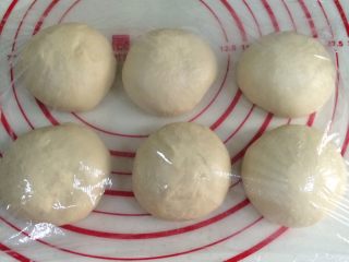 5、热狗面包,把发好的面团取出排气,分成六等份,滚圆松弛15分钟。