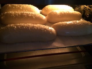 11、热狗面包,入预热好的烤箱中层,上下火170度烤约13~15分钟。