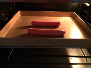 13、热狗面包,取2根香肠,入烤箱210烤约7分钟。