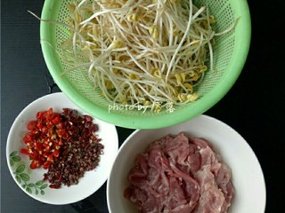 1、水煮肉片,备好食材：猪瘦肉洗净，切肉片，豆芽洗净备用；小米辣洗净切碎，干辣椒切碎，再备好花椒；