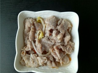 11、水煮肉片,煮好的肉片捞出，放进碗里；