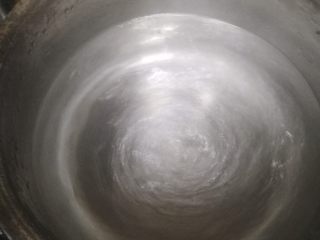 11、馒头版班尼迪克蛋brunch（附水波蛋做法）,用筷子在锅中心不停搅拌出漩涡。关火。立马把鸡蛋贴近水面顺着漩涡倒进水里，不要开火，让鸡蛋慢慢利用余温在水里成形。约5分钟就可以取出，把表明絮状蛋白清理掉，剩下的就是漂亮的水波蛋。