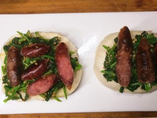 13、馒头版班尼迪克蛋brunch（附水波蛋做法）,先放菠菜，再放脆皮肠，然后放水波蛋，最后淋酱。