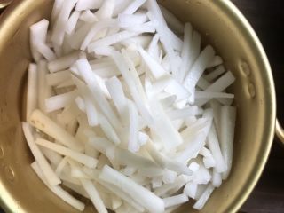 4、爽口腌萝卜,如图所示