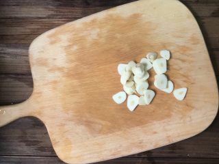 6、爽口腌萝卜,大蒜切片备用