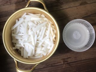 7、爽口腌萝卜,半个小时后将白萝卜“杀出”的水分倒在另一个碗里