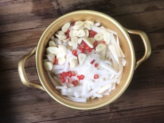 8、爽口腌萝卜,依次放入白砂糖 大蒜片和小米辣