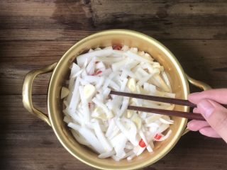 10、爽口腌萝卜,用筷子将所有食材搅拌均匀