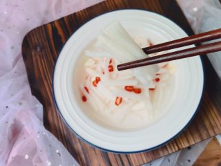 14、爽口腌萝卜,啊 尝一口不 哦对了 腌好的酸萝卜直接炒肉也是超级下饭的呢