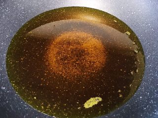 8、馋哭小孩的灵魂小酥肉,锅内倒油烧热至七成热（有油温计最好 没有的话用筷子检测一下 当筷子伸人冒泡泡即可）