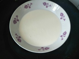 2、雪媚娘,面糊过筛一次后，放入锅中大火蒸十五分钟。盘子上要放个碟盖住防止水汽进入面糊中。