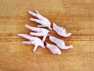 18、私房菜  密制酸辣鸡爪,把鸡爪从中间用斜刀切断