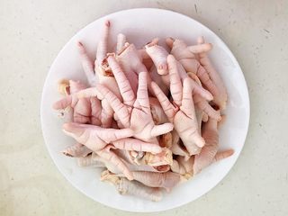 21、私房菜  密制酸辣鸡爪,把清洗好的鸡爪捞出来
