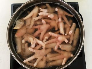22、私房菜  密制酸辣鸡爪,锅里加入冷水，放入鸡爪，水开后煮2分钟