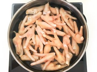 25、私房菜  密制酸辣鸡爪,另起锅，锅里加入冷水，放入焯好的鸡爪