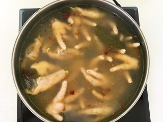 30、私房菜  密制酸辣鸡爪,鸡爪煮熟了，鸡爪心用筷子能穿透即可