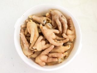 34、私房菜  密制酸辣鸡爪,把鸡爪放入保鲜盒里