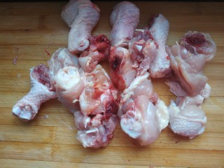 4、鸡腿炖香菇,鸡腿剁成小块