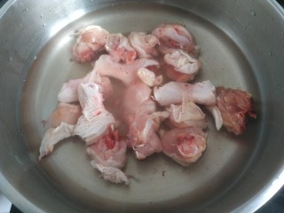 5、鸡腿炖香菇,锅中放入清水，冷水下鸡块