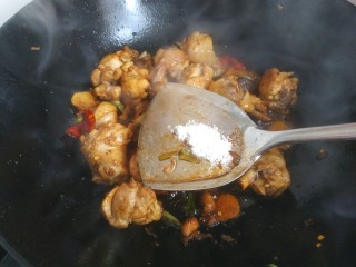 11、鸡腿炖香菇,放入糖翻炒