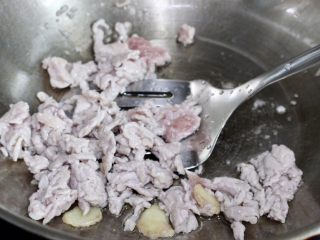 12、青椒炒肉,滑散肉丝炒至变色后盛出