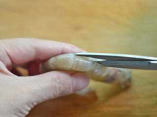 2、茄汁开背虾,从背部剪开，一直剪到虾尾
