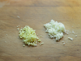 3、茄汁开背虾,姜蒜切碎沫