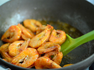 5、茄汁开背虾,两面都煎至焦黄后盛出