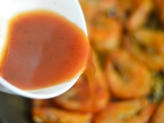 8、茄汁开背虾,倒入酱汁