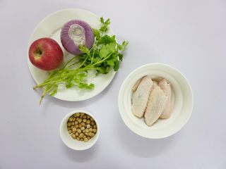 1、鹰嘴豆焖鸡翅,先准备材料。