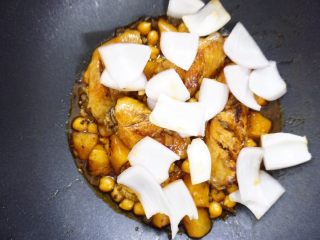 12、鹰嘴豆焖鸡翅,差不多好了的时候把洋葱块倒入，继续翻炒至熟，如果太干就适量加点开水，记住一定要是开水哦~出锅前尝一下味道，不够咸的话，就适量加点盐调味。