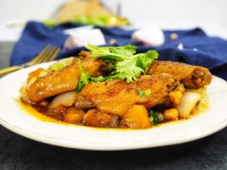 14、鹰嘴豆焖鸡翅,好了，开吃吧！！酸酸甜甜的，超开胃的，反正这一盘我是一个人干掉的，连骨头都舔得干干净净的，哈哈哈……