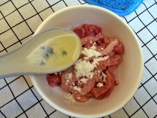 5、鱼香肉丝,半勺油腌制，这样炒出的肉丝比较嫩。