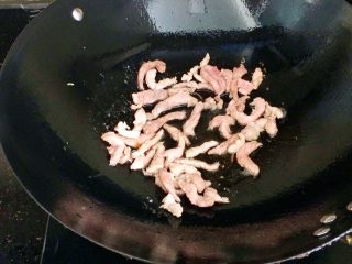 9、鱼香肉丝,锅放油，放肉丝翻炒，炒变色装出备用。
