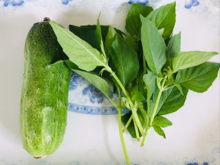 2、凉拌千张,准备配菜，黄瓜，金介～