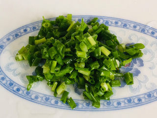 6、凉拌千张,葱切末备用～