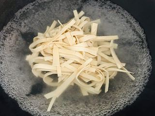 7、凉拌千张,水烧开，千张下锅焯水～
