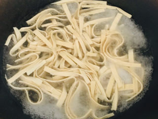 8、凉拌千张,煮两分钟，捞出～