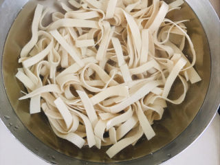 9、凉拌千张,冷水浸泡一会儿，过滤～