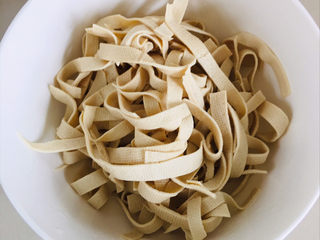 10、凉拌千张,沥干水分装入碗中备用～