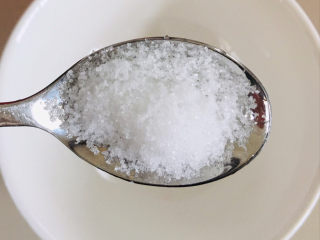 11、凉拌千张,开始调料汁，碗中加一勺盐～