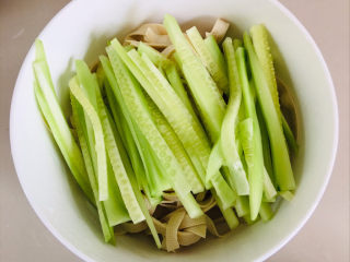 20、凉拌千张,千张上面放黄瓜丝～