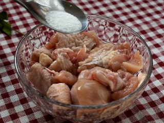 2、辣子鸡,撒入半勺盐